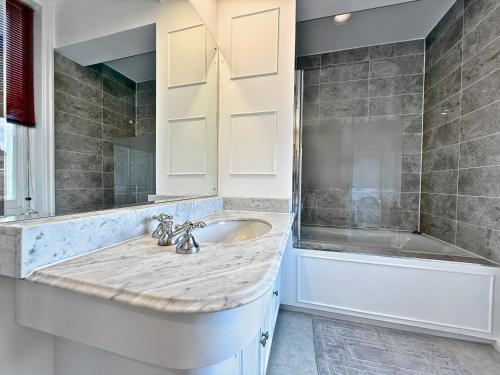 Knightsbridge & South Kensington, Private Garden Super King 2Beds 2Bath by Hyde Park & Royal Albert Hall, Londyn (zdjęcie 5)