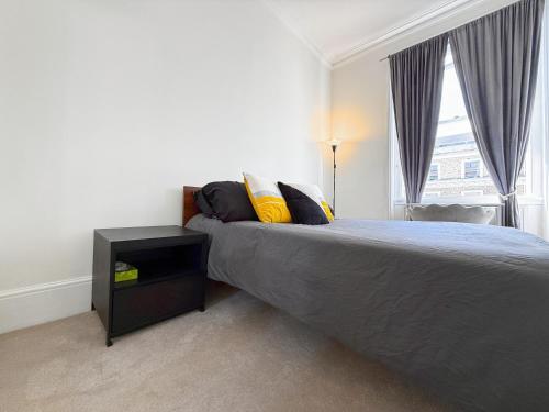 Knightsbridge & South Kensington, Private Garden Super King 2Beds 2Bath by Hyde Park & Royal Albert Hall, Londyn (zdjęcie 9)