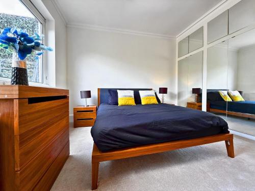 Knightsbridge & South Kensington, Private Garden Super King 2Beds 2Bath by Hyde Park & Royal Albert Hall, Londyn (zdjęcie 10)