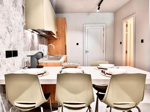 Exclusive Retreat off the Sea Front Promenade 3