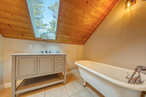 Backyard Oasis Hot Tub, BBQ, Outdoor Bar in Invermere (BC)
