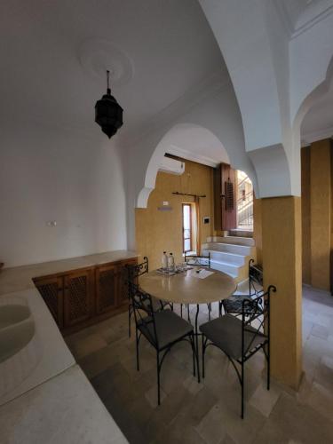 Al Madina, traditional Riad in 比塞大