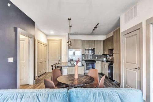 Boulevard Stays Elegant 2BR Retreat Parking Gym Pool