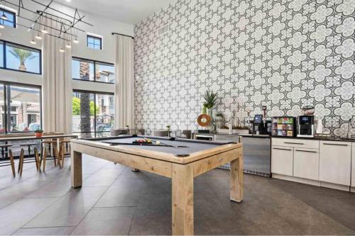 Boulevard Stays Luxe 2BR by Stadium Pool Parking Gym 02, Glendale