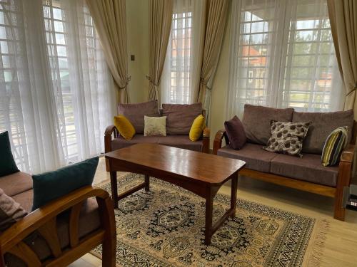 Ruang bersama/area TV, Masindi Serenity - Hills View Residence - 5 min from Chimpanzee Trekking in Masindi