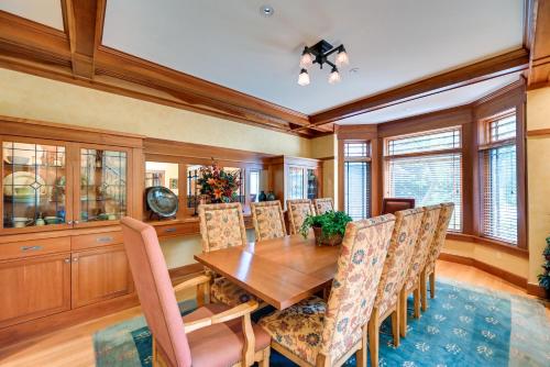 Hot Tub, Gym, Game Room! Luxe Estate in Longmeadow in Springfildas (MA)