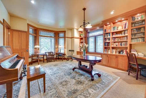 Hot Tub, Gym, Game Room! Luxe Estate in Longmeadow in Springfildas (MA)