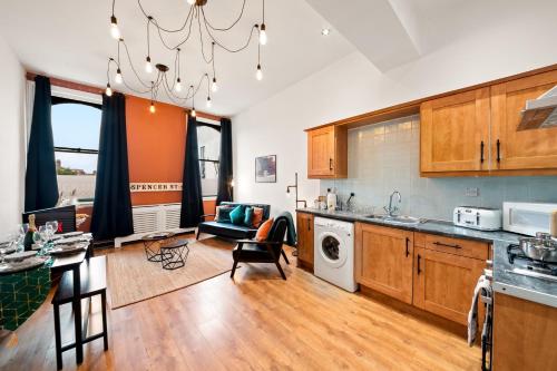 Stylish 3 bed Birmingham Apartment, Birmingham (photo 7)