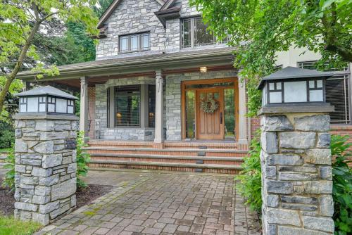 Hot Tub, Gym, Game Room! Luxe Estate in Longmeadow in Springfildas (MA)