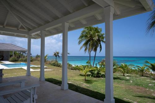 Cricket Beach House-Luxurious Beachfront House home in North Palmetto Point