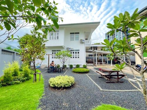 Entire House 3BR. - White and Green Guesthouse Bangkok