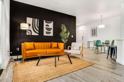 Boulevard Stays Luxe 2BR by the Stadium Pool Parking Gym 06 – khách sạn tại Nam Glendale