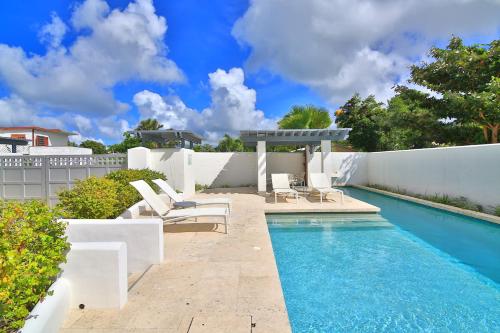Aqualina Beach Club – Simpson Bay