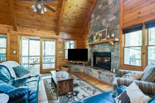 Boujee Bear Lodge - A Peaceful Cabin in the Woods, Morganton (foto 2)