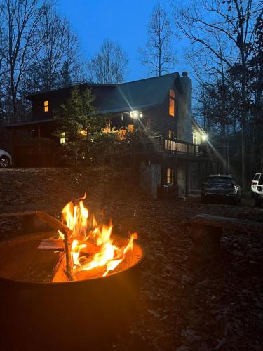 Boujee Bear Lodge - A Peaceful Cabin in the Woods, Morganton (foto 6)