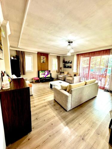 Zona de TV/saló-bar comuns, Villa Balım in Köyceğiz