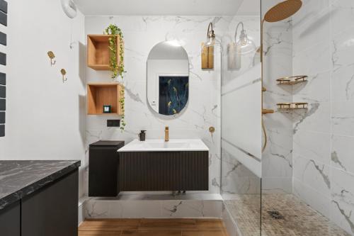 Душ, Appartement Design Porte de Paris avec parking in Севр