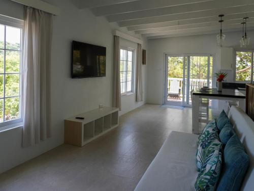 Modern Island Loft Near Beach & Rodney Bay, Walk to Pigeon Island Beach in Gros Islet