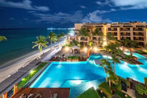 Beach Front - Ocean View 1 BR Condo with Terrace & Hughe Infinity Pool Heart of Playa del Carmen-El Faro Residental Surf 407, Playa del Carmen