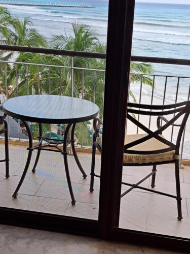 Beach Front - Ocean View 1 BR Condo with Terrace & Hughe Infinity Pool Heart of Playa del Carmen-El Faro Residental Surf 407, Playa del Carmen (zdjęcie 3)
