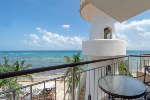 Beach Front - Ocean View 1 BR Condo with Terrace & Hughe Infinity Pool Heart of Playa del Carmen-El Faro Residental Surf 407, Playa del Carmen (zdjęcie 2)