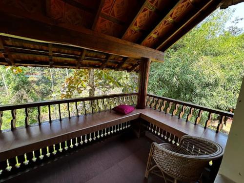 Erkély/terasz, The Crescent Wayanad Heritage Pool Resort in Kolagapaara