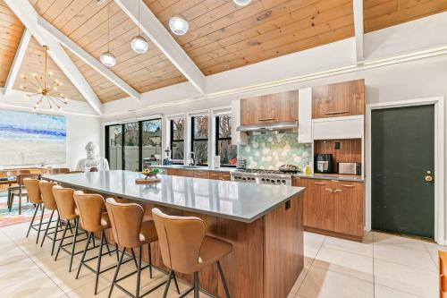 Artful Stay, Downtown, Spacious, LED Art, Hot Tub in Northeast Park Hill