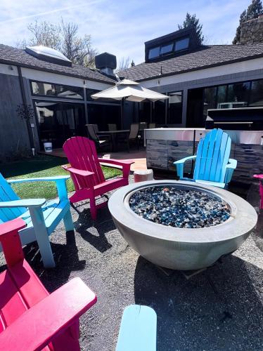 حديقة, Artful Stay, Downtown, Spacious, LED Art, Hot Tub in Northeast Park Hill
