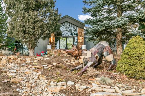 شرفة/ تراس, Artful Stay, Downtown, Spacious, LED Art, Hot Tub in Northeast Park Hill