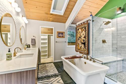 Artful Stay, Downtown, Spacious, LED Art, Hot Tub in Northeast Park Hill