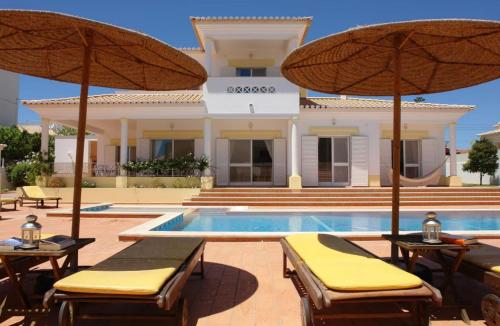 Great Villa swimming pool near center of town gîte à louer Alvor