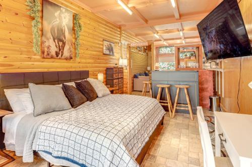 . 2 MI to Crandon Raceway: Studio w/ Patio!