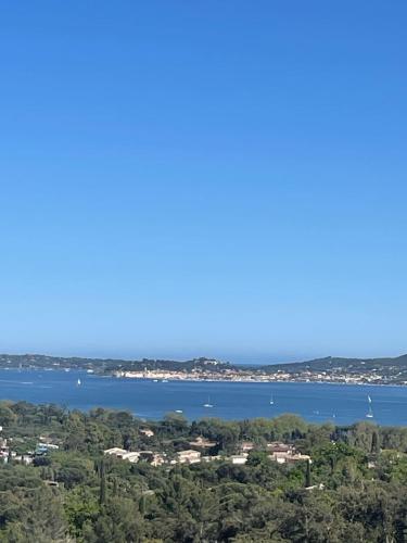 Appartement vue mer et Saint-Tropez - Domaine Les Restanques à Grimaud