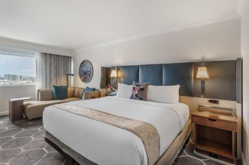 One Bedroom Suite - King - Mobility Accessible - Tub