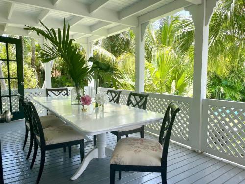 Hibiscus Hill Kings Treat - Ultimate Island Style House withPool home in Dunmore Town