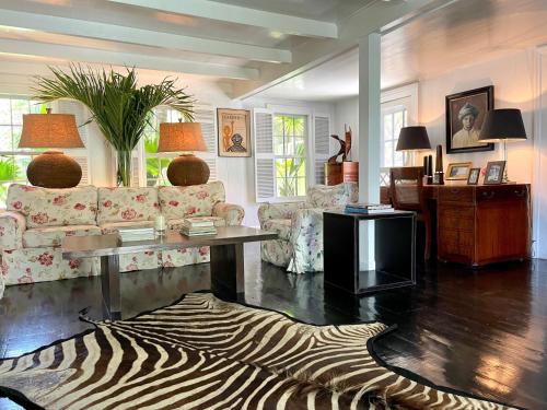 Hibiscus Hill Kings Treat - Ultimate Island Style House withPool home in Dunmore Town