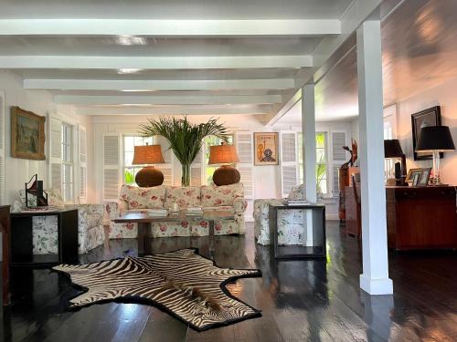 Hibiscus Hill Kings Treat - Ultimate Island Style House withPool home in Dunmore Town