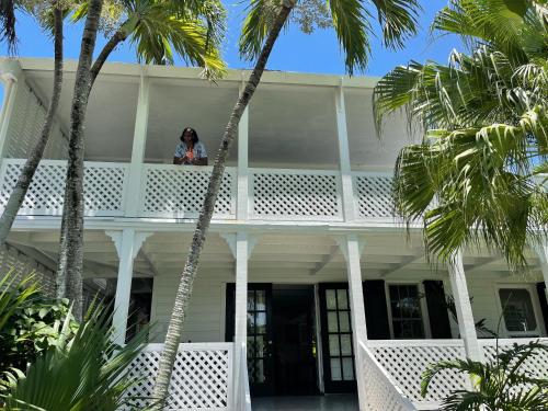 Hibiscus Hill Kings Treat - Ultimate Island Style House withPool home in Dunmore Town