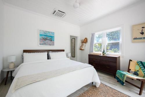 Bica Bung - New! Private Beachfront Cottage French Leave Beach bungalow in Governors Harbour