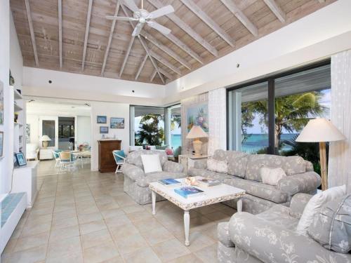 HoHum - Private Beachfront House on Exclusive Windermere home in Windermere Island