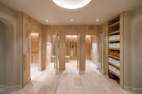 สปา, The Crescent Hotel, Fort Worth near พิพิธภัณฑ์เกวียนโบราณอมอน