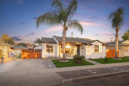 Central Backyard Oasis Villa in Allied Gardens