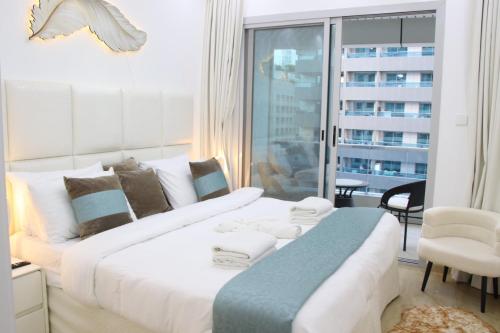 Dubai Marina 1BR with Balcony, Near Metro, Walk to JBR beach & Marina Promenade, Dubai