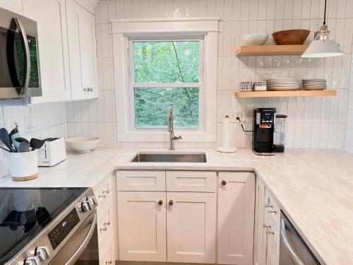 Sleeps 10, Approx 1 Mile to the Beach, Fully Renovated in 2025, Уэллс (фото 10)