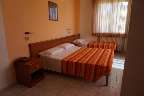 1 queen bed, 1 twin bed