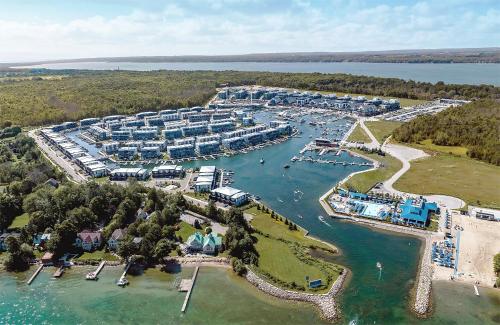 A szálláshely kívülről, Cozy Modern 2 Bedroom Smart Townhome in Innisfil with Free Parking, Full Kitchen and Laundry - Steps in Innisfil (ON)