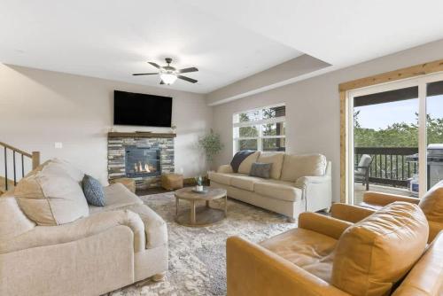 Luxury Lodge Near Lake - Hot Tub - Pools - Games