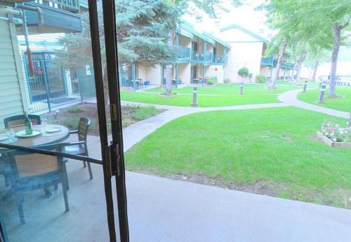 Getaways at Lagonita Lodge in Big Bear Lake (CA)