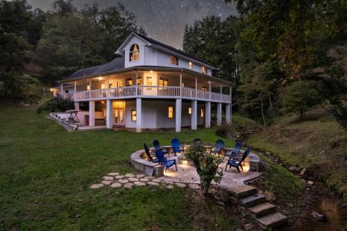 Creekside Manor - Secluded 30-Acre Family Retreat – khách sạn tại White Path