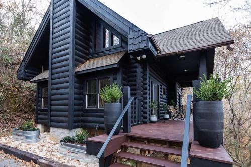 Boho Blacksmith - Chic cabin close to it all